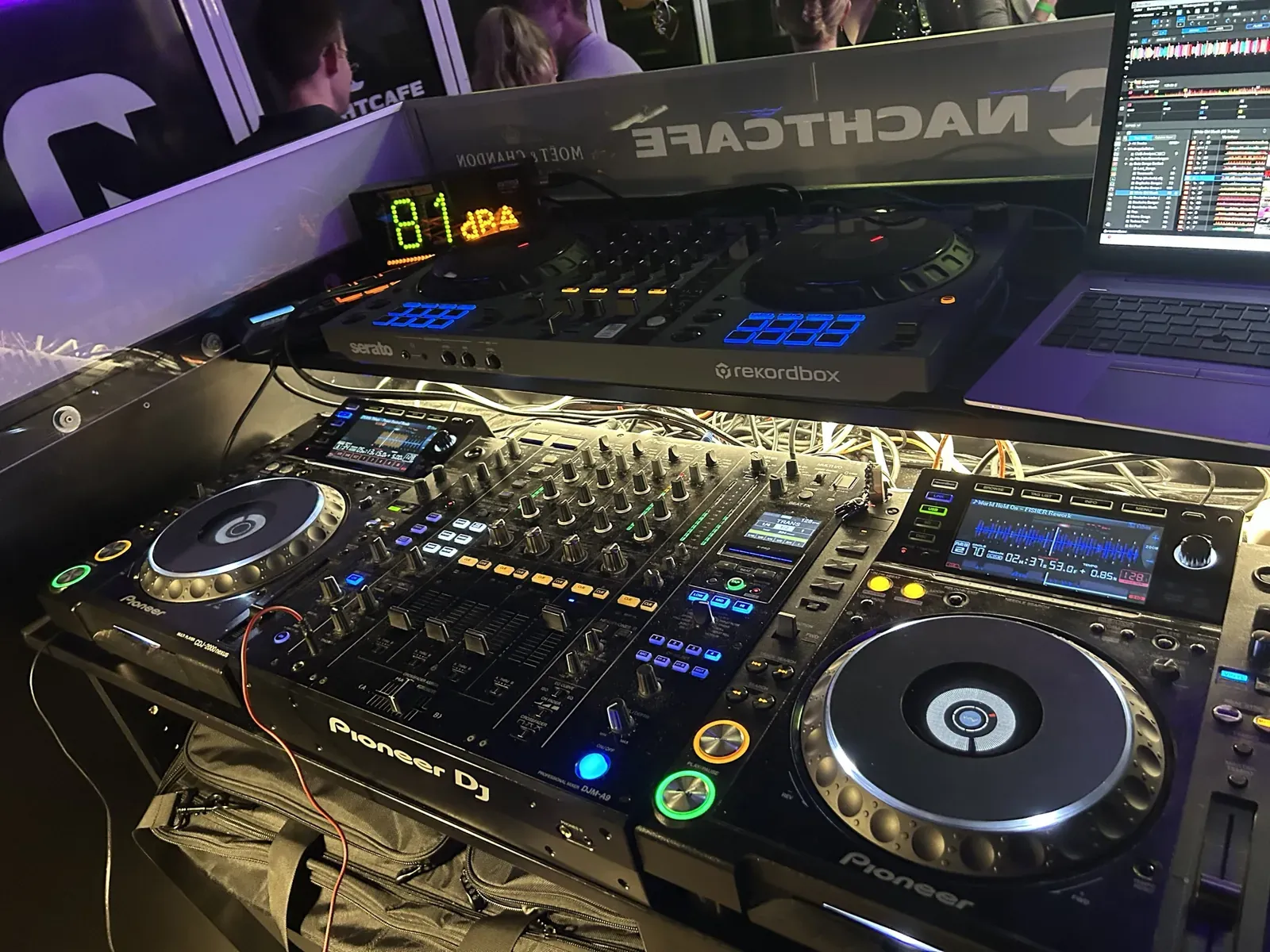 DJ-Pult im Nachtcafé Freising mit Pioneer CDJ-2000 und DJM-A9, daneben Laptop mit DJ-Software