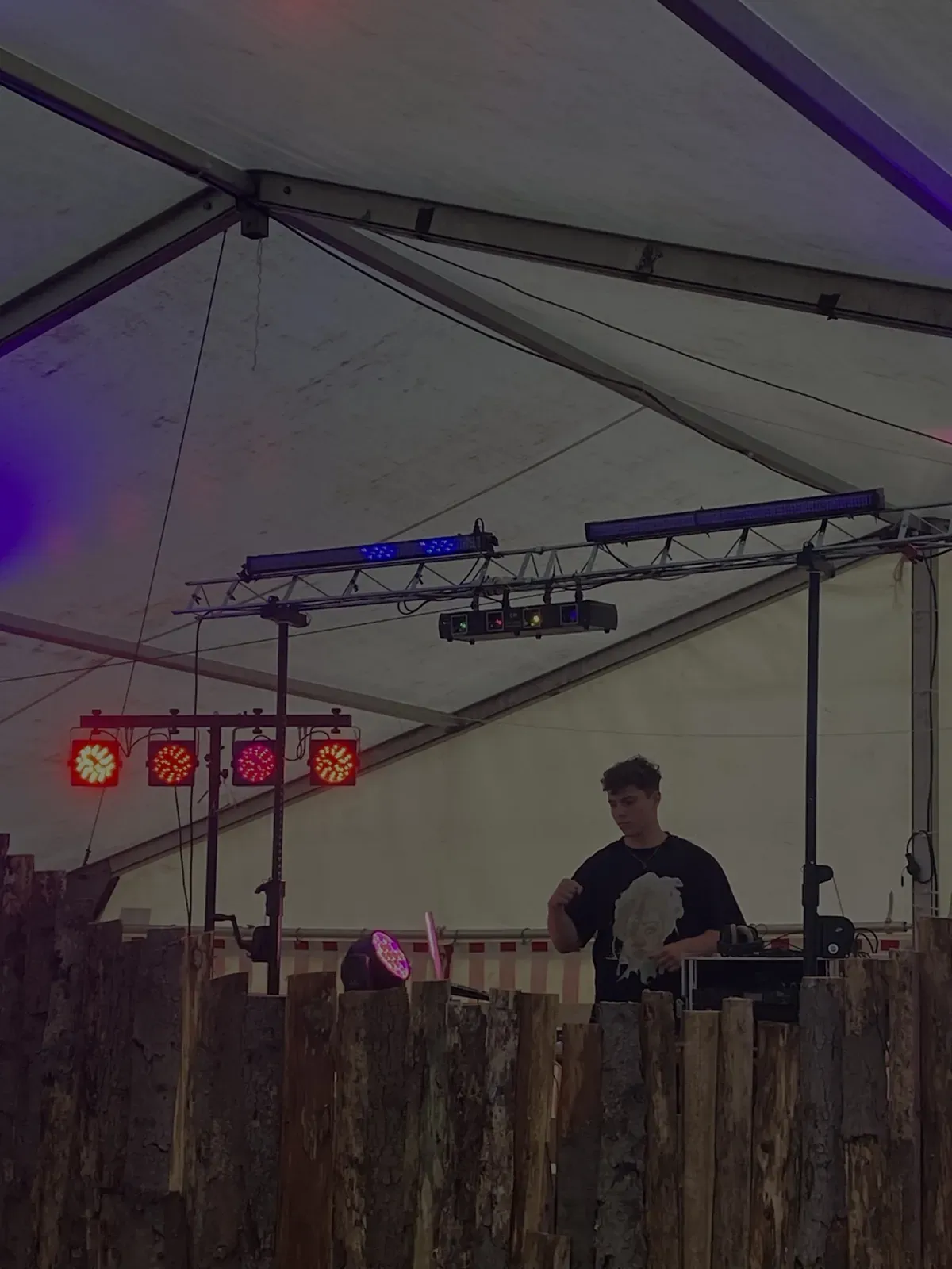 Ben am DJ-Pult im Festzelt beim Summer Sound, darüber Traverse mit Lichteffekten