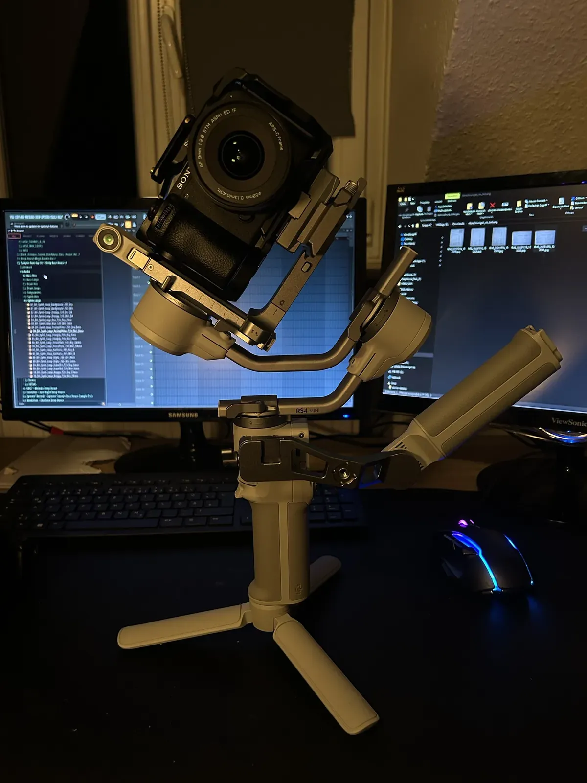 Sony-Kamera mit Weitwinkelobjektiv auf einem DJI RS4 Mini Gimbal vor dem Studio-Schreibtisch