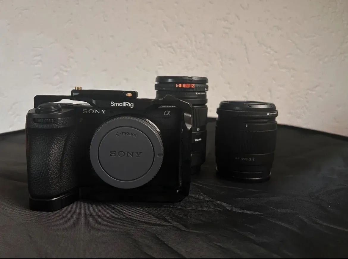 Sony Alpha 6700 im SmallRig-Cage, dahinter ein Sigma- und ein Viltrox-Objektiv